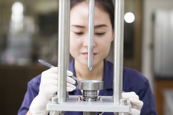 Specialized Izod impact testing equipment for ASTM D256 and ISO 180 notched plastic samples at Infinita Lab.