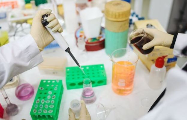 Chiral HPLC chromatogram separating enantiomers of pharmaceutical compound
