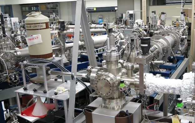Photoelastic stress analysis showing fringe patterns in a polymer sample at Infinita Lab to determine the stress optical coefficient.