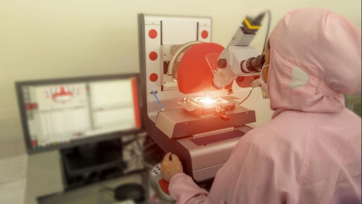Slow crack growth testing of polymer specimen under controlled stress conditions