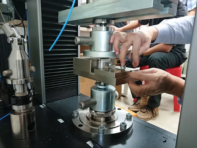 3-point bending test setup for sandwich flexural stiffness
