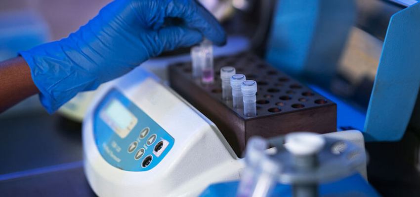 Differential scanning calorimetry (DSC) equipment analyzing material thermal properties in a laboratory