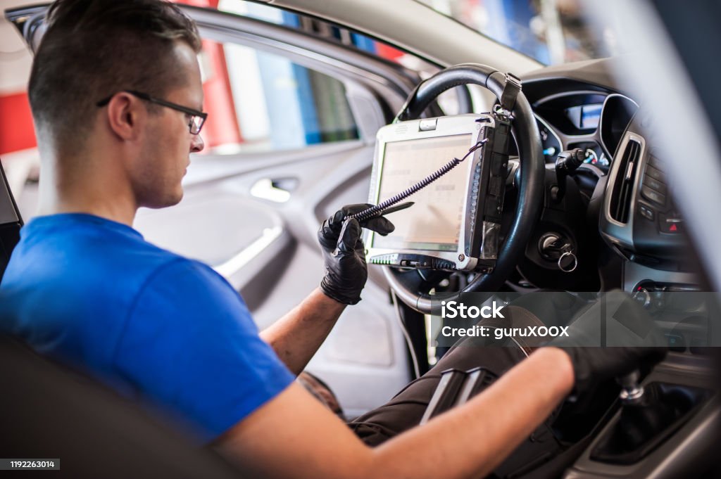 Cross-section of fractured metal component analyzed under SEM for mechanical failure