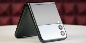 Foldable smartphone hinge undergoing cyclic fold reliability and fatigue endurance testing