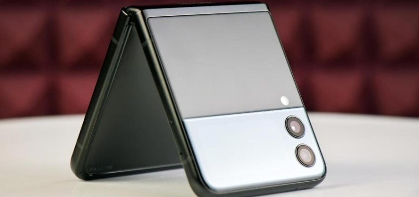 Foldable smartphone hinge undergoing cyclic fold reliability and fatigue endurance testing